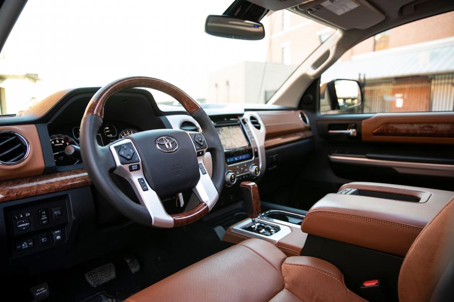 Интерьер Toyota Tundra 1794 Edition CrewMax 2017 года  (фото 12 из 22)